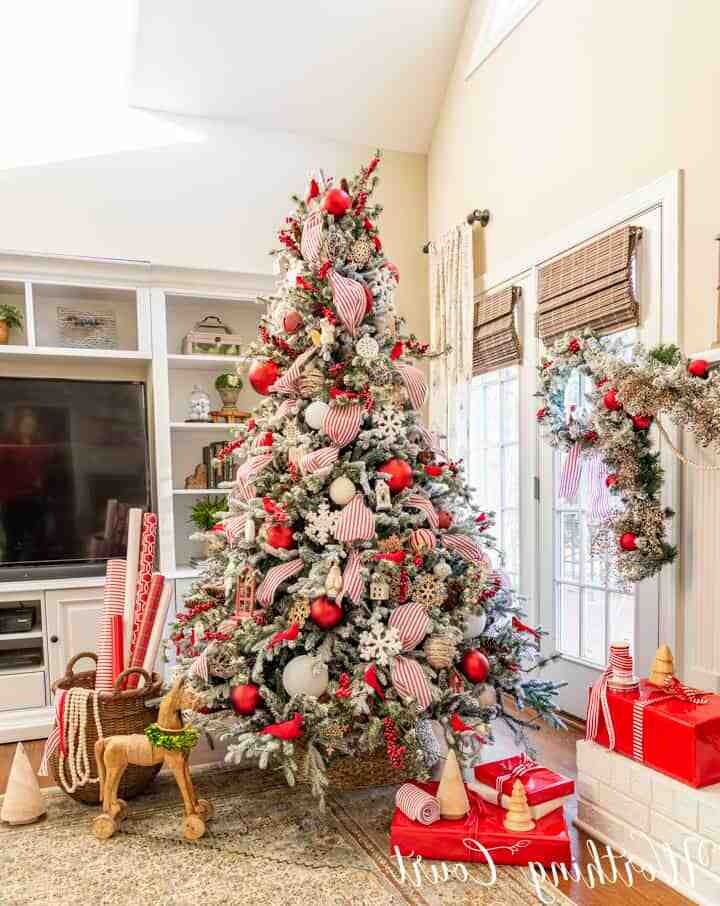 Comment décorer un sapin de Noël blanc floqué ? - Sapin de Noël