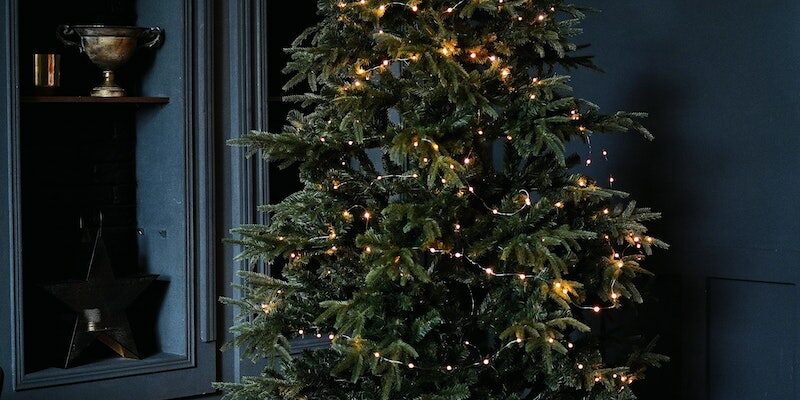 sapin de Noël avec des cadeaux emballés à ses pieds