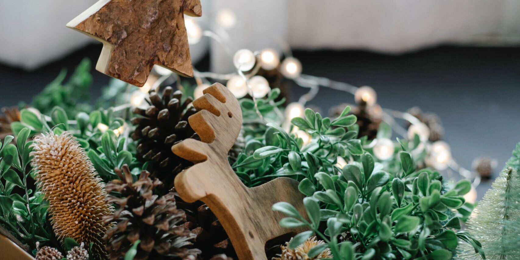 pexels-laura-james-6102212 Décorations de Noël composée de petits sapin en bois, pomme de pin et guirlandes