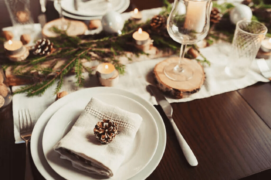 Table pour le repas de Noël avec ambiance chalet montagne