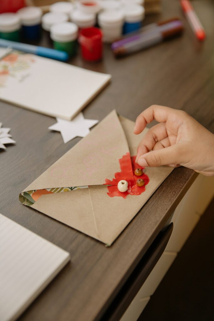 Enveloppe bricolée et collée avec de la peinture