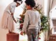 Deux enfants entrain de décorer un petit sapin de Noël