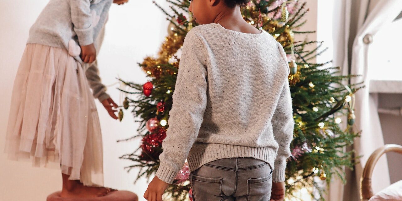 Enfant qui décorent sapin de Noël Deux enfants entrain de décorer un petit sapin de Noël
