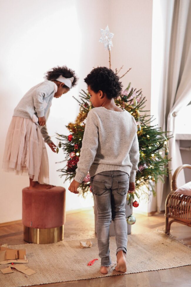 Enfant qui décorent sapin de Noël Deux enfants entrain de décorer un petit sapin de Noël