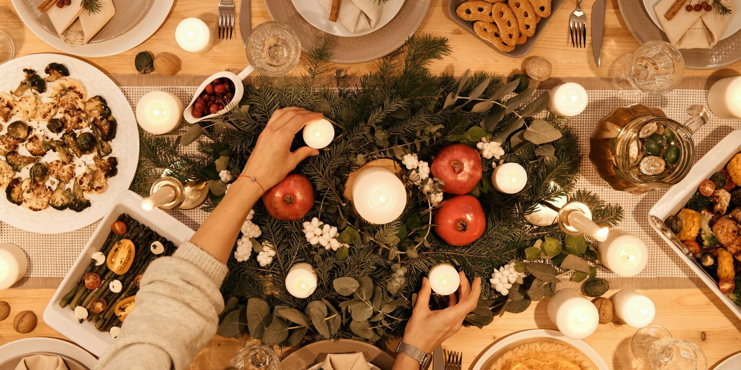 Table de Noël Jolie table dressée pour Noël et décorée avec des bougies et branches de sapin.