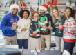 Collègues de travail avec pulls de Noël