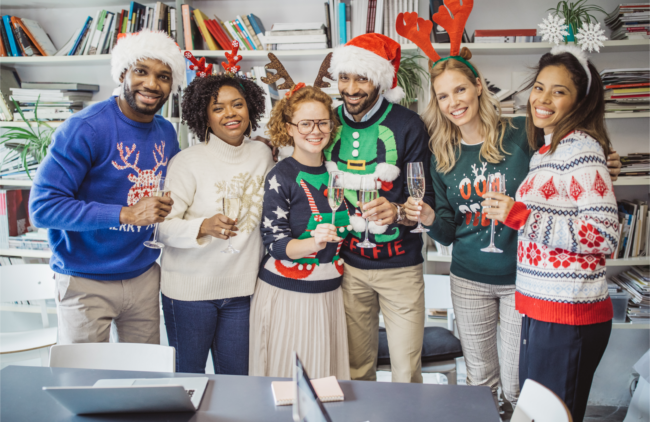 Image collègues pull de Noël Collègues de travail avec pulls de Noël