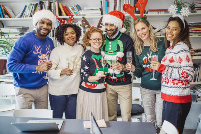 Image collègues pull de Noël Collègues de travail avec pulls de Noël